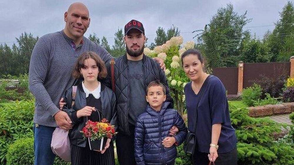 Брянский депутат Госдумы Николай Валуев показал свою семью