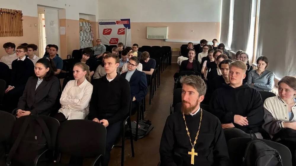 В Брянске старшеклассники обсудили проблему интернет-зависимости после просмотра фильма «Сеть»