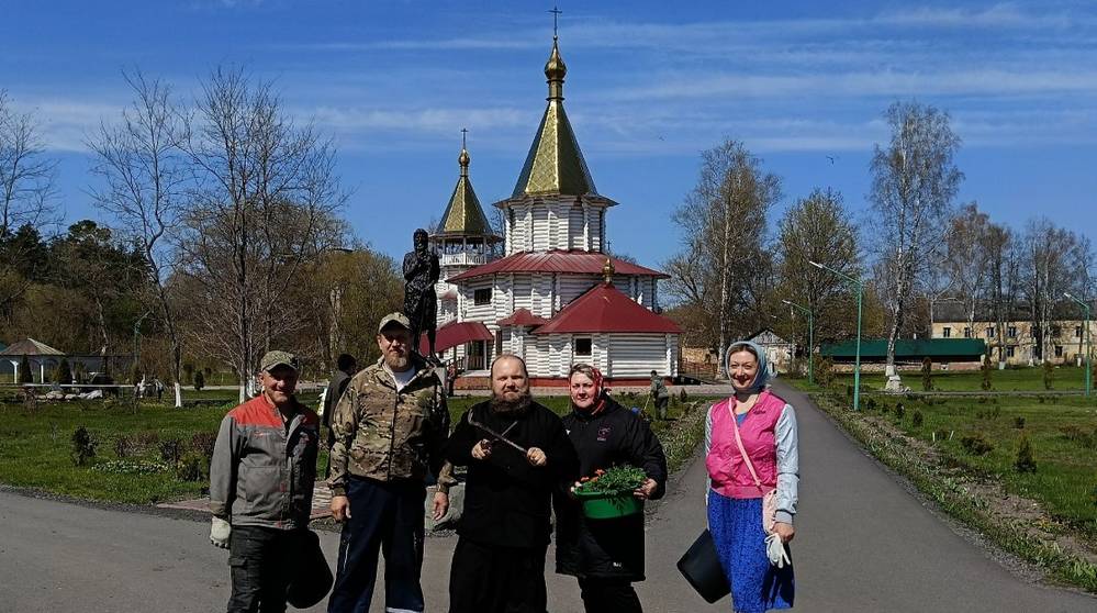 Добровольцы православной службы помощи потрудились в благоустройстве Бело-Бережской пустыни