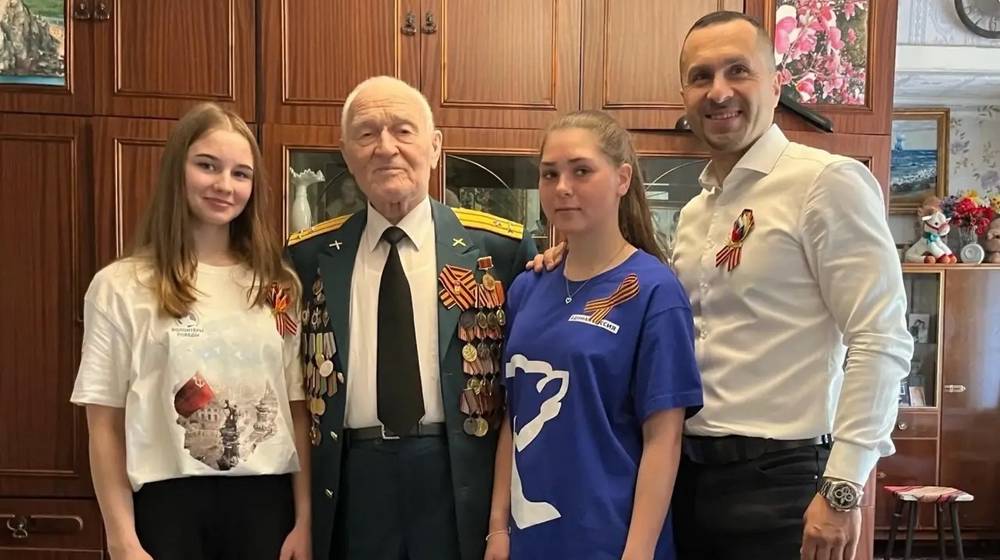 Ветеран Великой Отечественной войны Николай Редикульцев принял поздравления волонтеров Победы