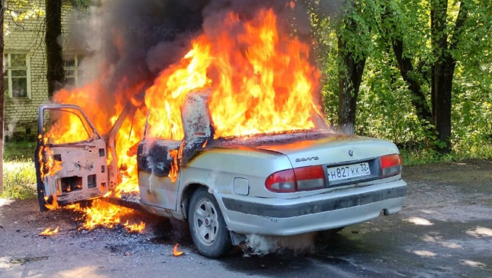 В Новозыбкове Брянской области пожар уничтожил легковой автомобиль