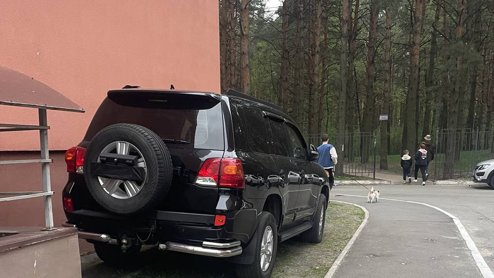 Парковка автомобилей на газонах в Брянске стала обыденностью
