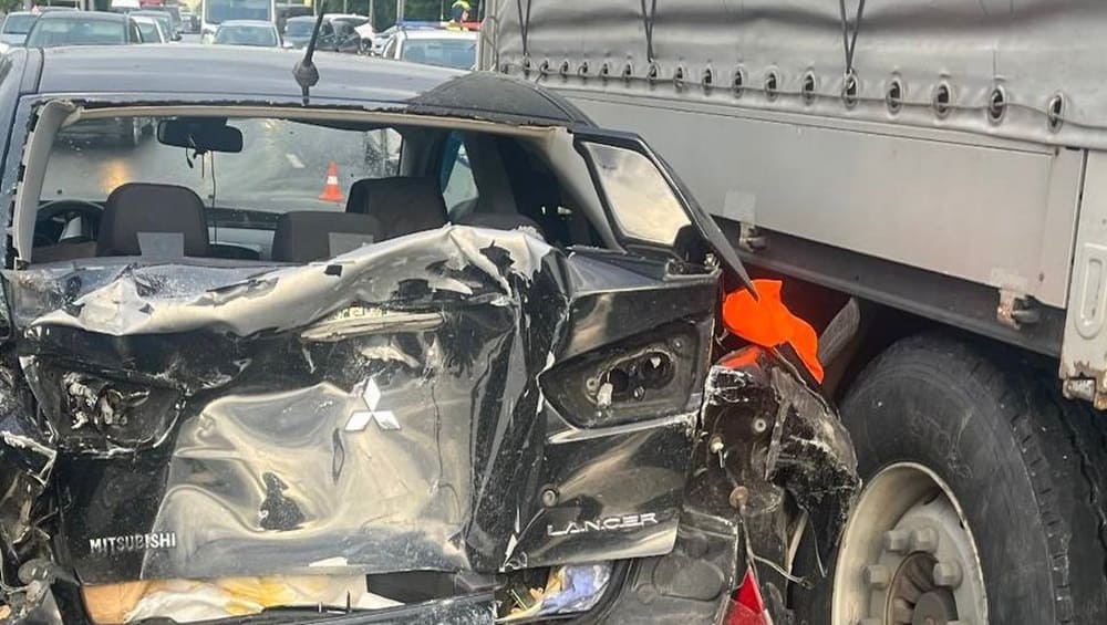 В Брянске 50-летняя женщина на Mitsubishi» попала в ДТП с фурой и грузовиком