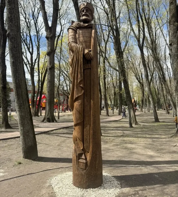 В парке Алексей Толстого в Брянске установили скульптуру Романа Брянского