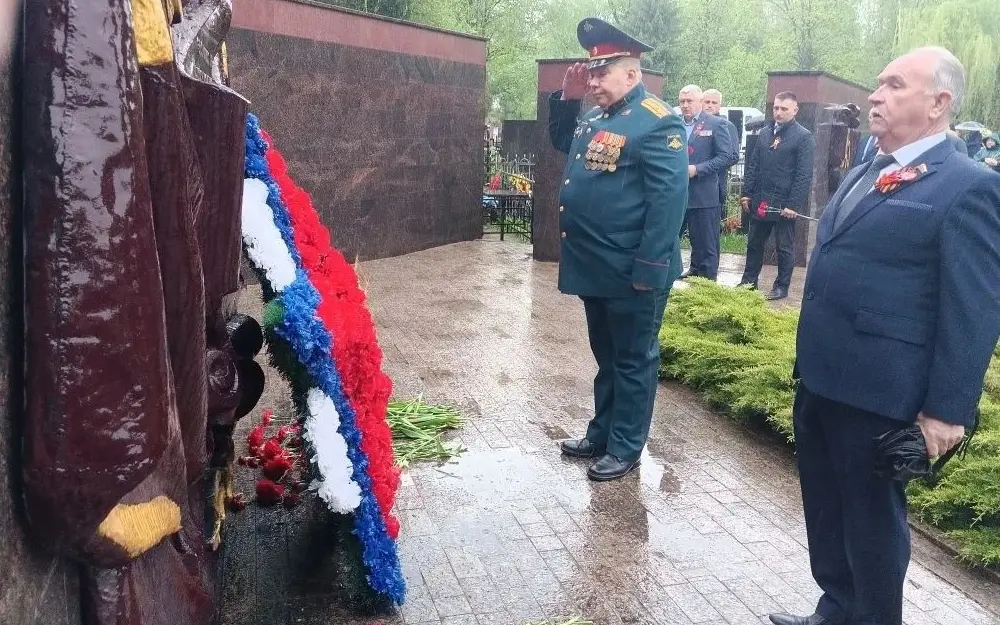 Марина Дбар и Александр Макаров поздравили брянцев с 81-й годовщиной Победы