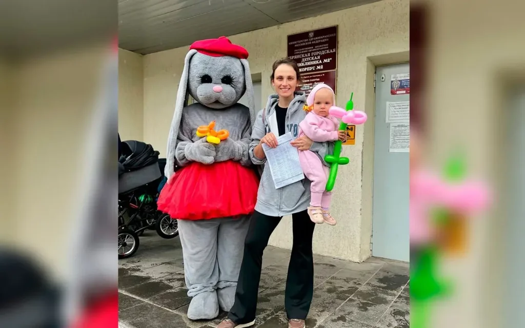 В детской поликлинике Брянска маленьких пациентов встречала ростовая Зайка