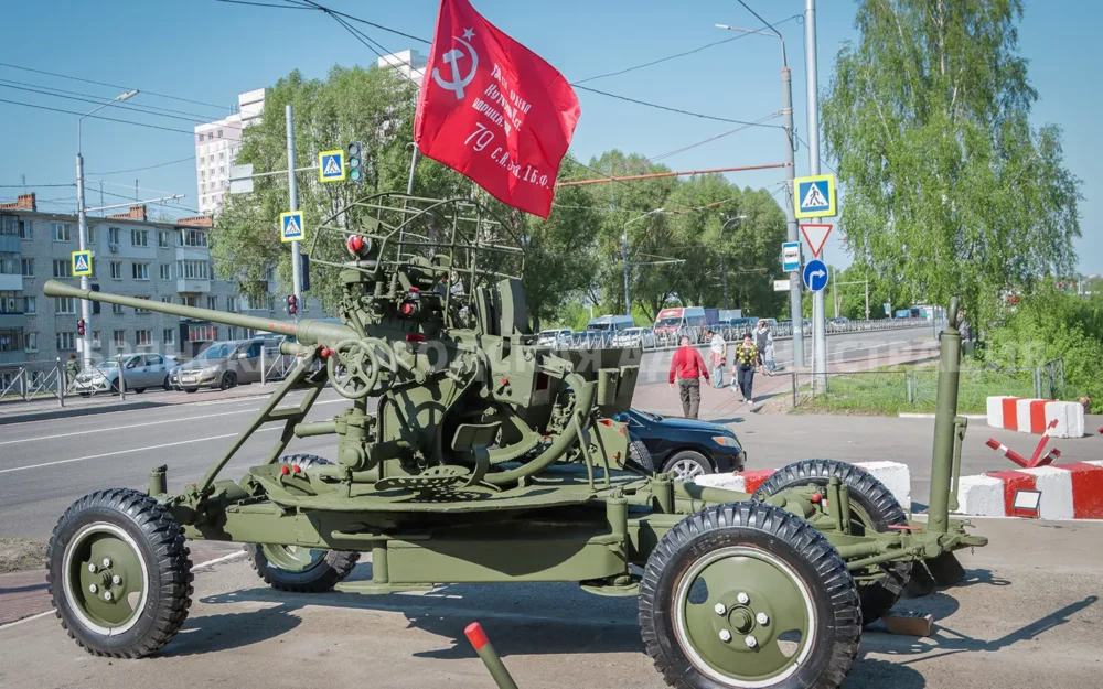 В Фокинском районе Брянска открыли мемориальную площадку с орудиями Победы
