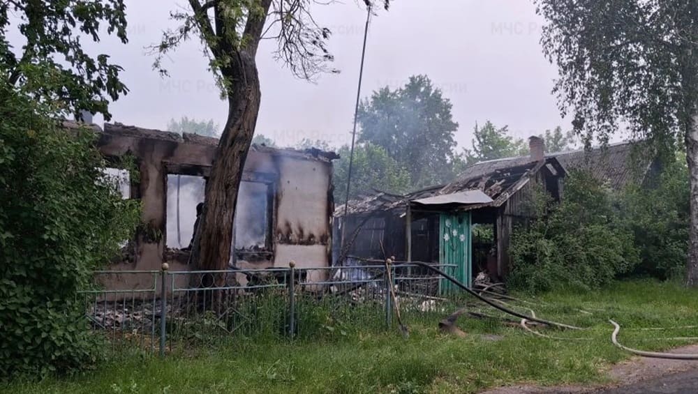 В Гордеевском районе во время ночного пожара в жилом доме погибли два человека