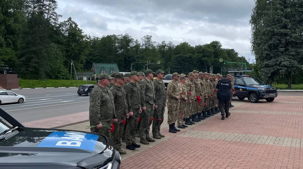 Представители 93-й ВАИ и бойцы «Барс» возложили цветы к памятнику автомобилистам