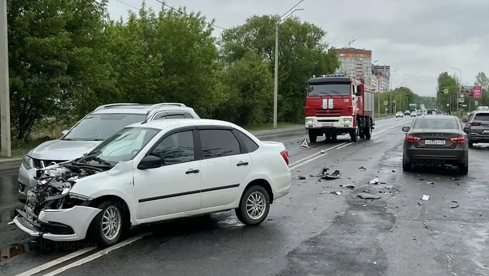 В Брянске на улице Флотской произошло массовое ДТП с тремя легковушками