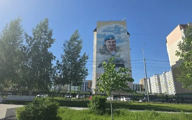 Портреты героев СВО стали изображать в России на зданиях