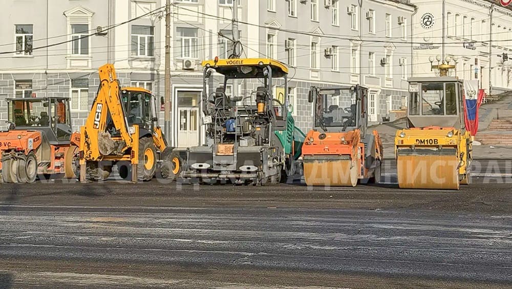 В Брянске на улице Калинина уложили выравнивающий слой асфальта
