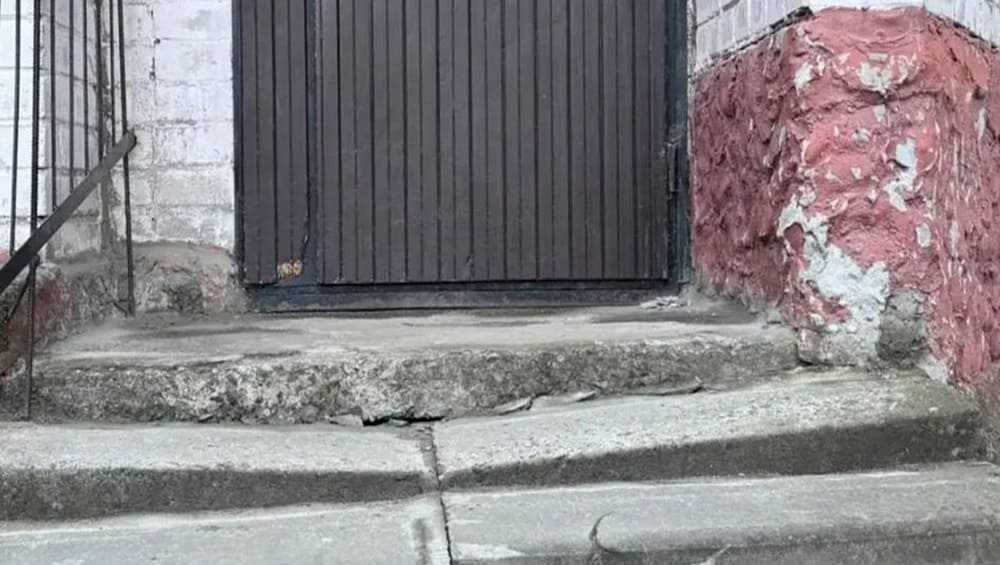 Упавшая на крыльце жительница Путёвки потребовала от коммунальщиков 112000 рублей