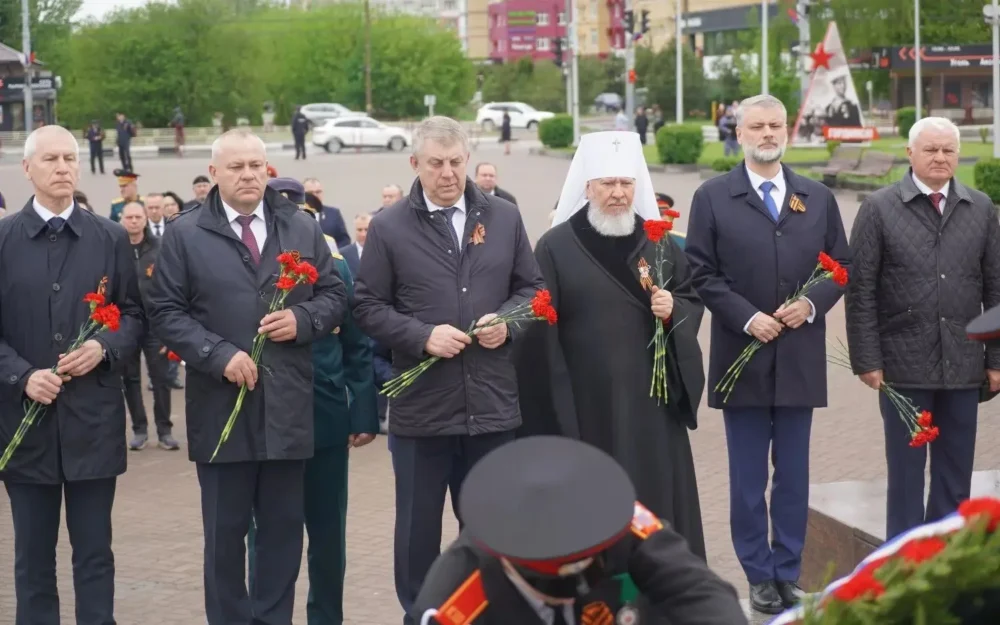Губернатор Брянской области возложил цветы к стеле Воинской славы