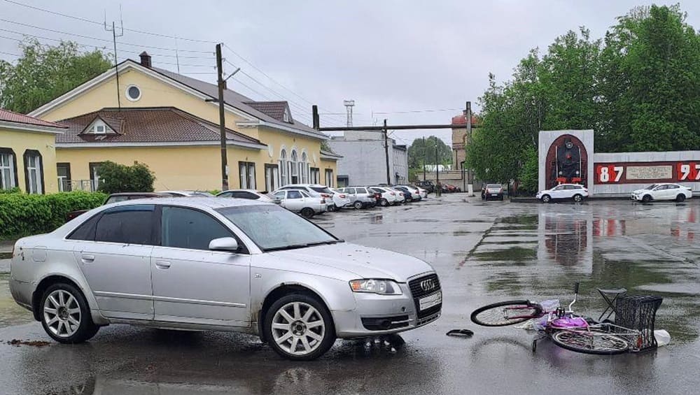В Унече на привокзальной площади водитель Audi сбил 65-летнюю велосипедистку