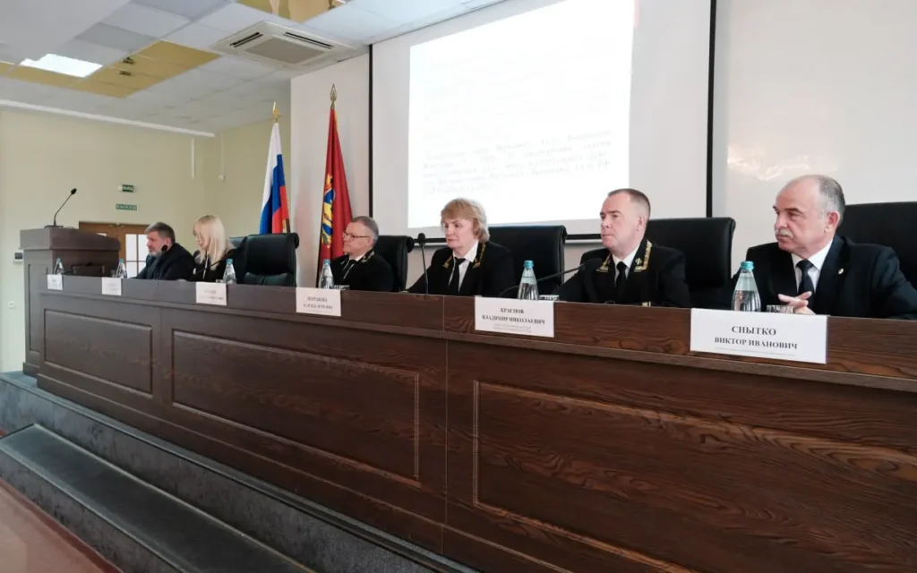 Брянских судей призвали отказываться от бумаг и экономить бюджетные деньги