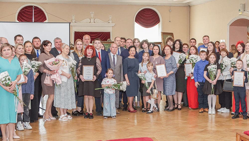 В Брянске наградили победителей городского конкурса «Семья года-2026»