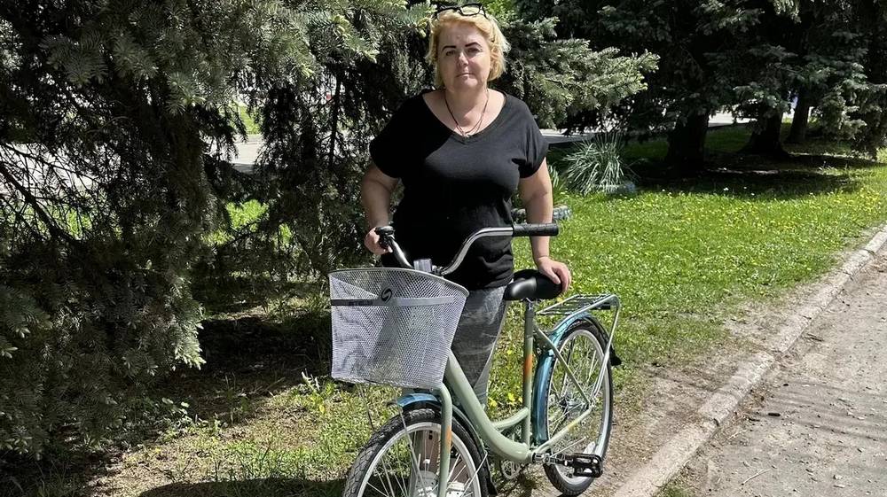 Депутат подарил велосипед брянскому «Земскому почтальону»
