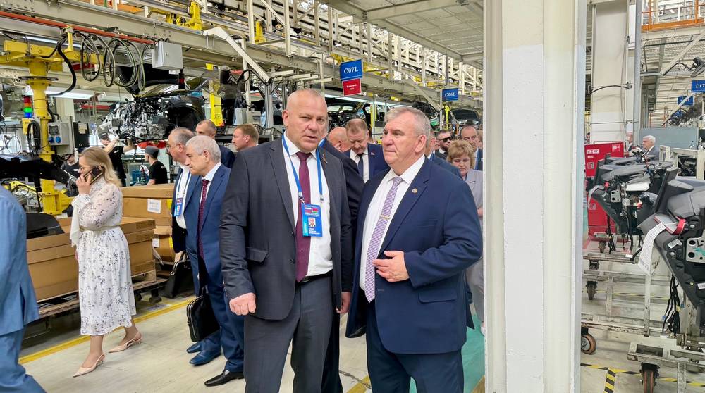 Брянские партийцы знакомятся с белорусским автопроизводством