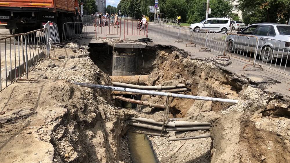 В Брянске участок улицы возле УГИБДД стал аномальной зоной