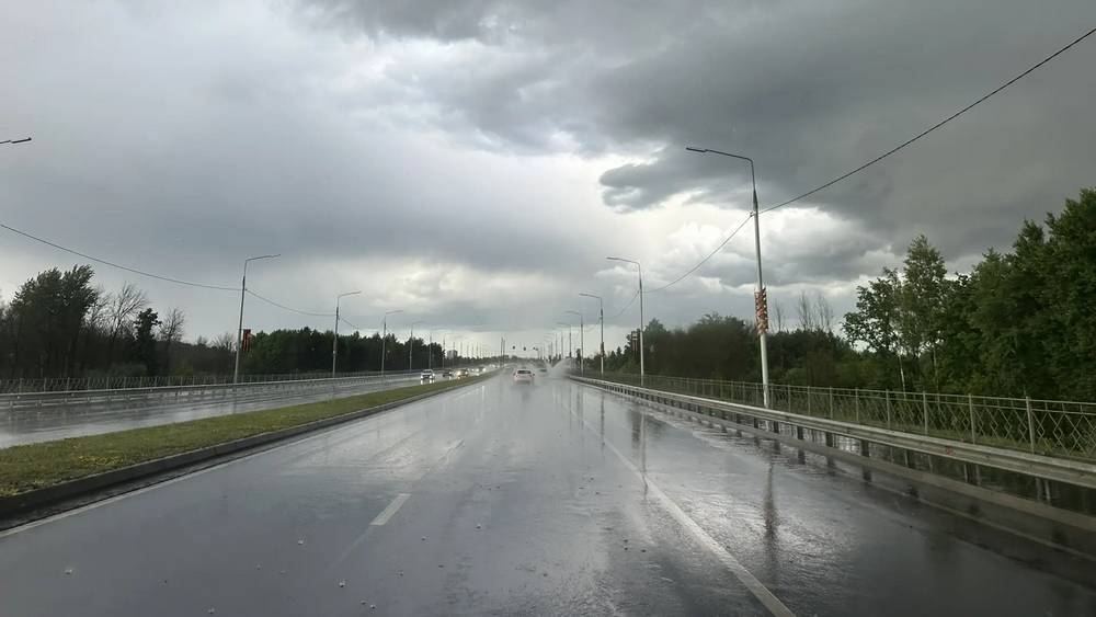 Дождь с градом обрушились на Брянск вечером