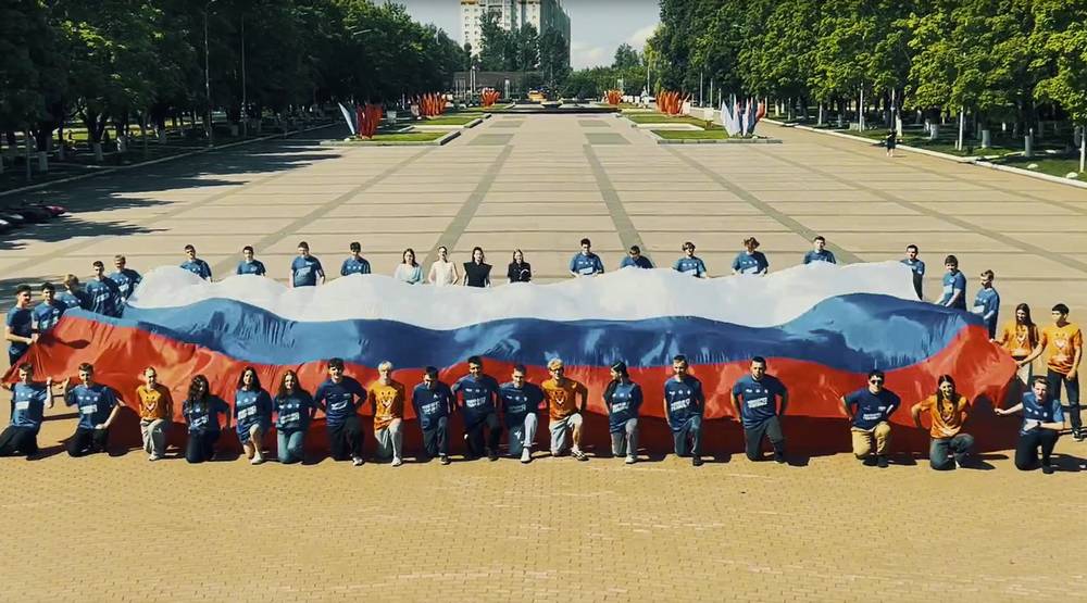Брянские молодогвардейцы развернули масштабный триколор