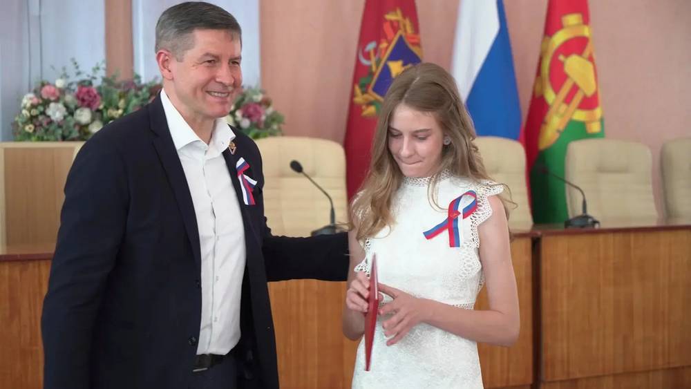 Брянский глава Ковальчук в День России вручил паспорта юным клинчанам