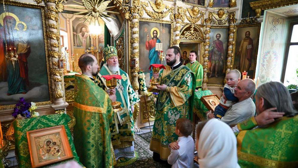 В 325-летний юбилей Свято-Троицкого храма в Бежичах митрополит Александр совершил Литургию