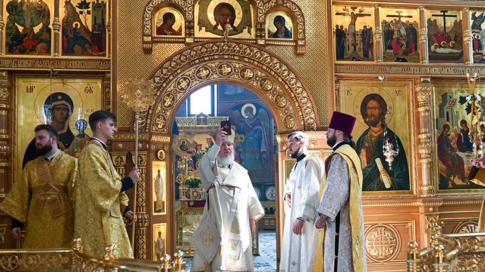 В праздник Всех святых митрополит Александр вручил свидетельства выпускникам воскресных школ