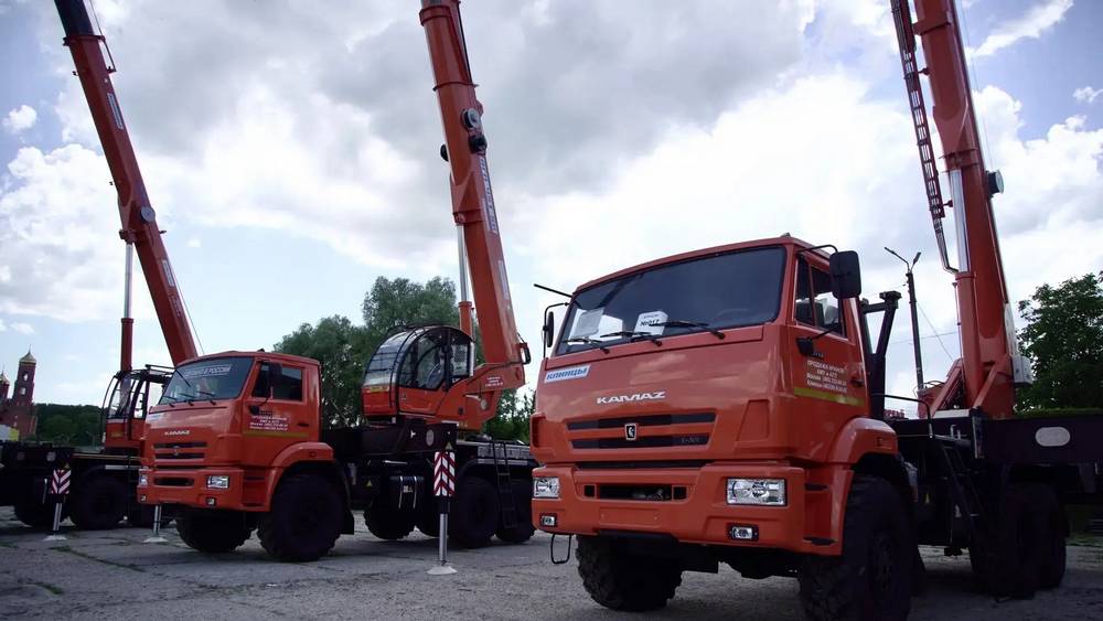 Брянский глава Ковальчук побывал на Клинцовском автокрановом заводе
