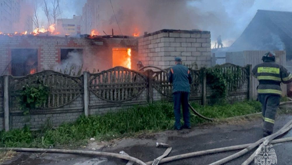 В Брянске 24 человека потушили горевшие 2 дома и автомобиль на улице Кольцова