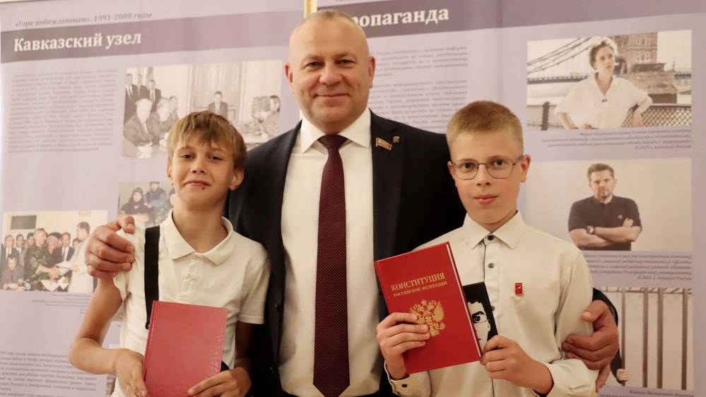 Стойкость и героизм народа: в Брянской областной Думе открылась выставка ко Дню России