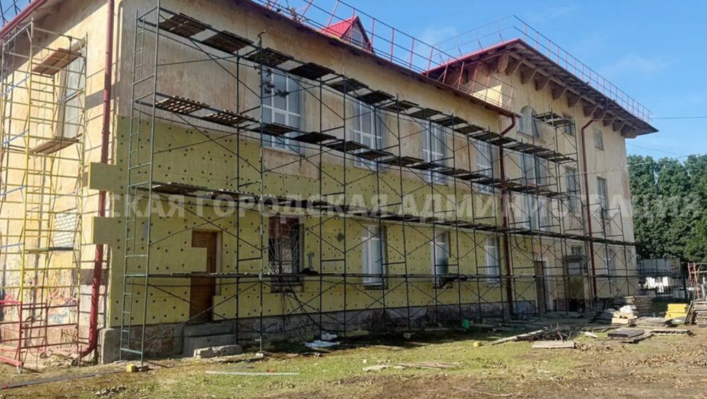 В Володарском районе Брянска начали утеплять фасад дворца культуры