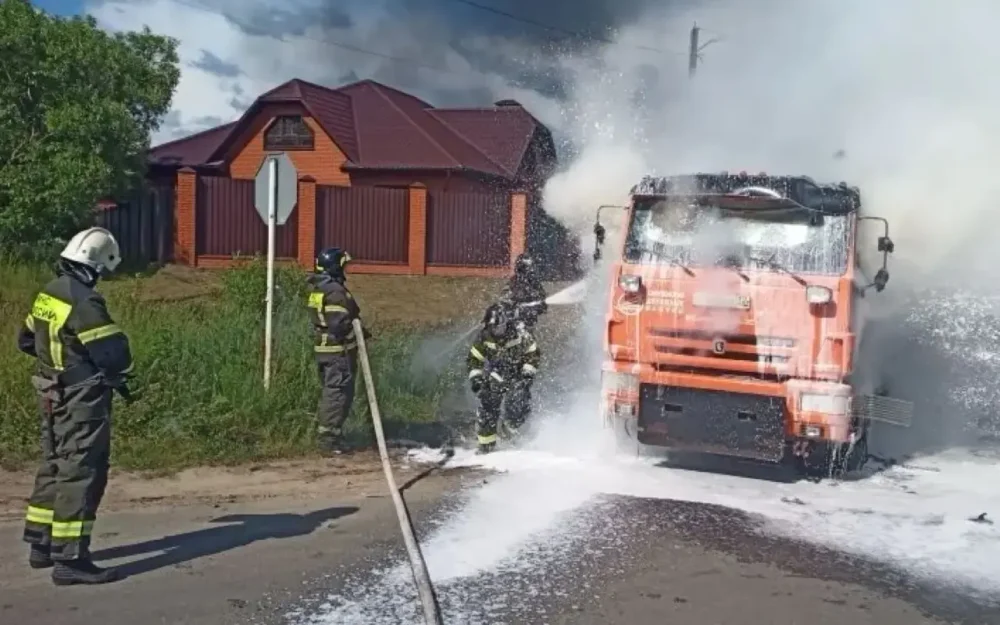 В Клинцах на улице Фрунзе сгорел грузовой автомобиль