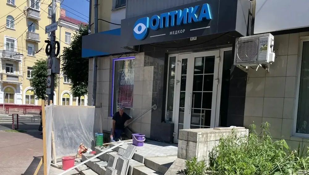 Штраф заставил владельца «Оптики» ремонтировать ступени салона в центре Брянска