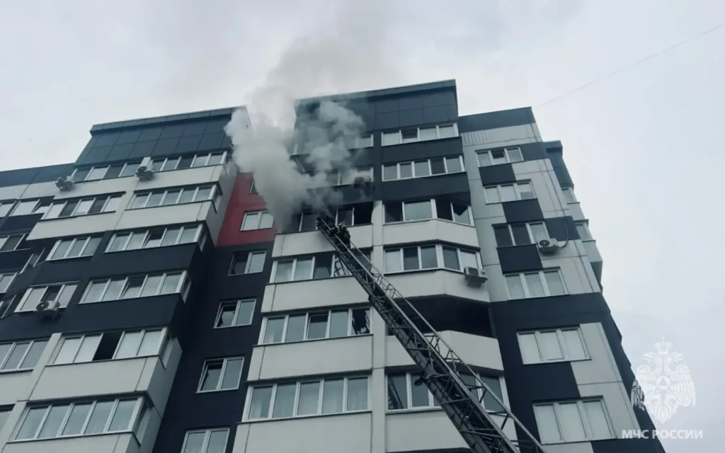 В Брянске пожарные спасли 15 человек из горящей многоэтажки