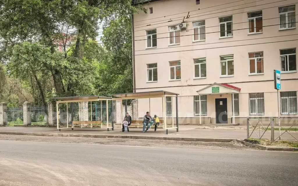 На улице Советской в Брянске установили новые остановочные комплексы