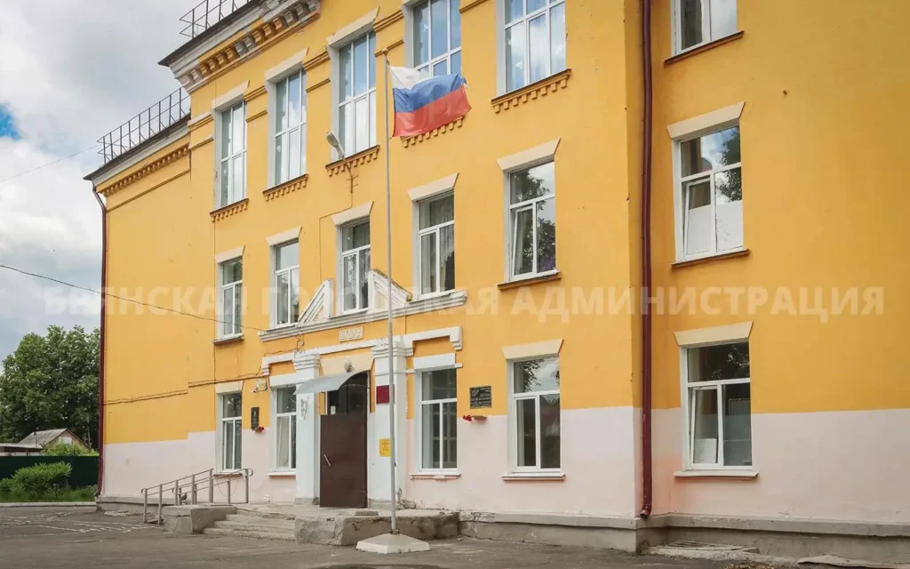 Спортзал школы № 30 в Белых Берегах Брянска обновят впервые почти за полвека