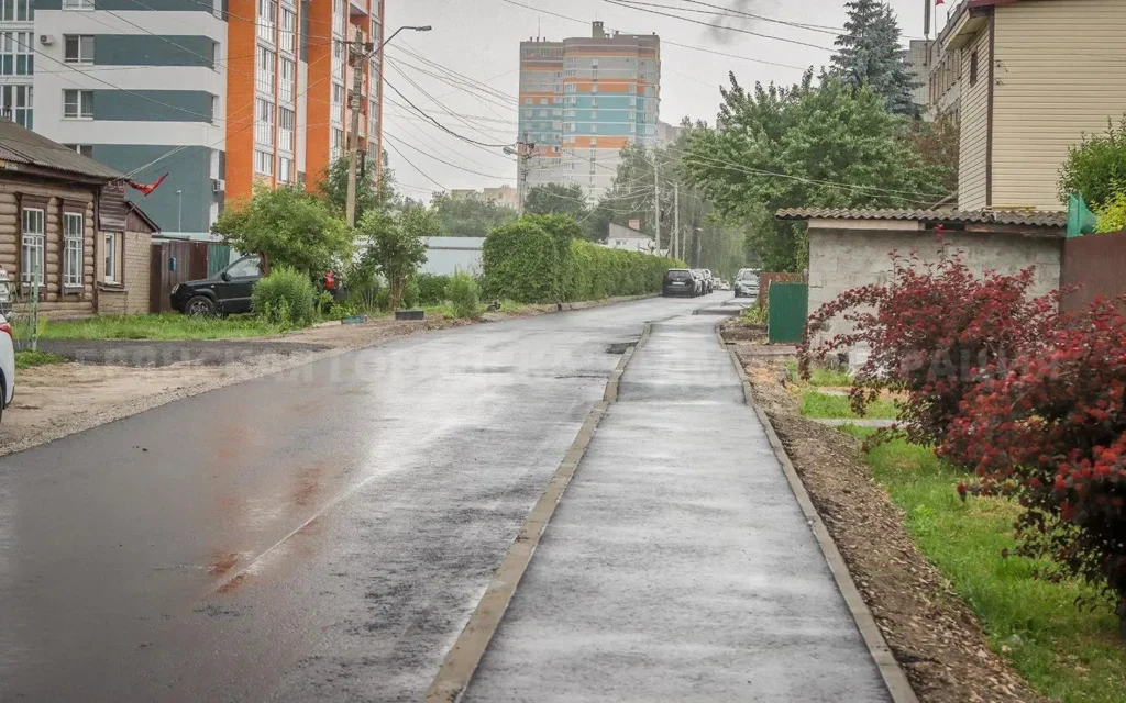 На улице Бондаренко в Брянске уложили асфальт и сделали первый тротуар