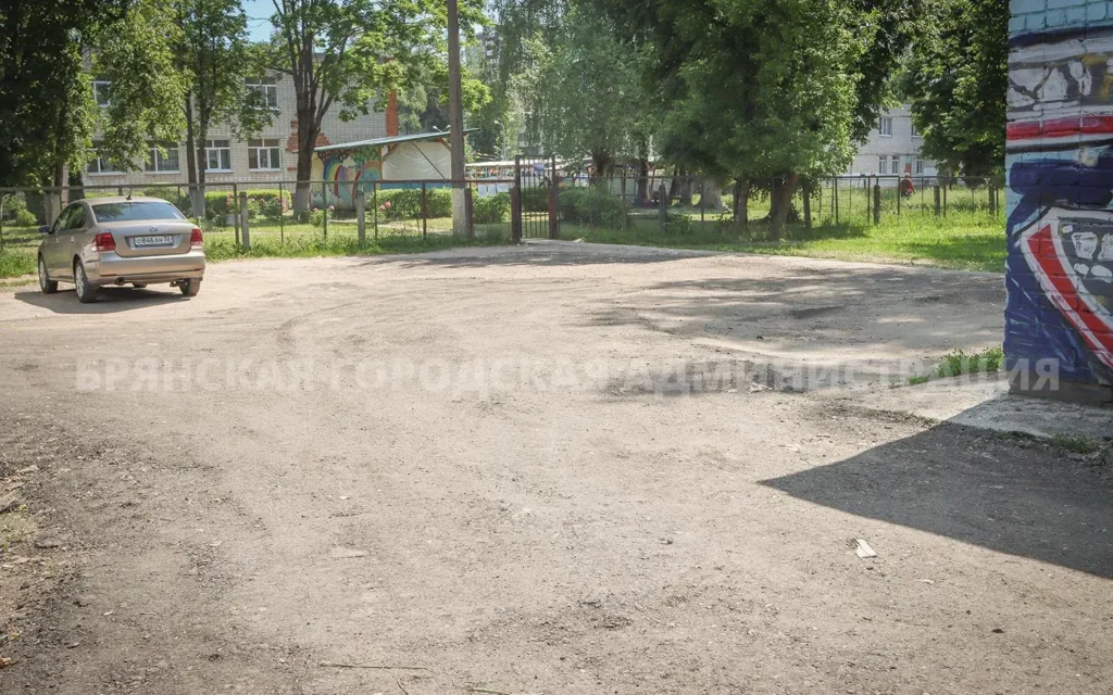 Дороги к школам и детсадам в Брянске обновили асфальтовой крошкой