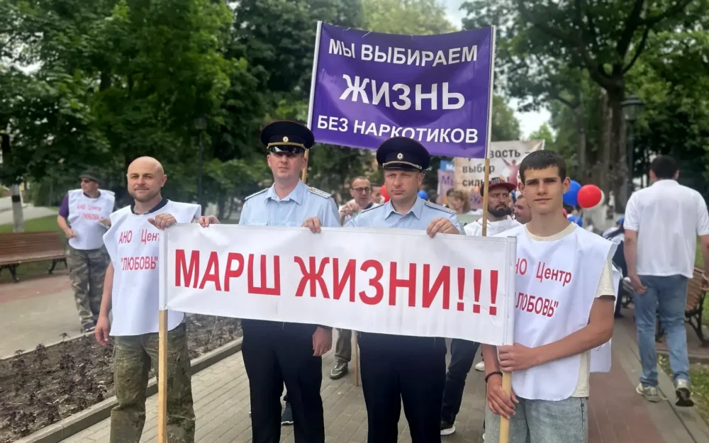 Брянцы прошли по бульвару Гагарина в поддержку здорового образа жизни