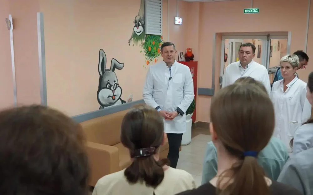 Егор Ковальчук в День медицинского работника посетил брянскую детскую больницу