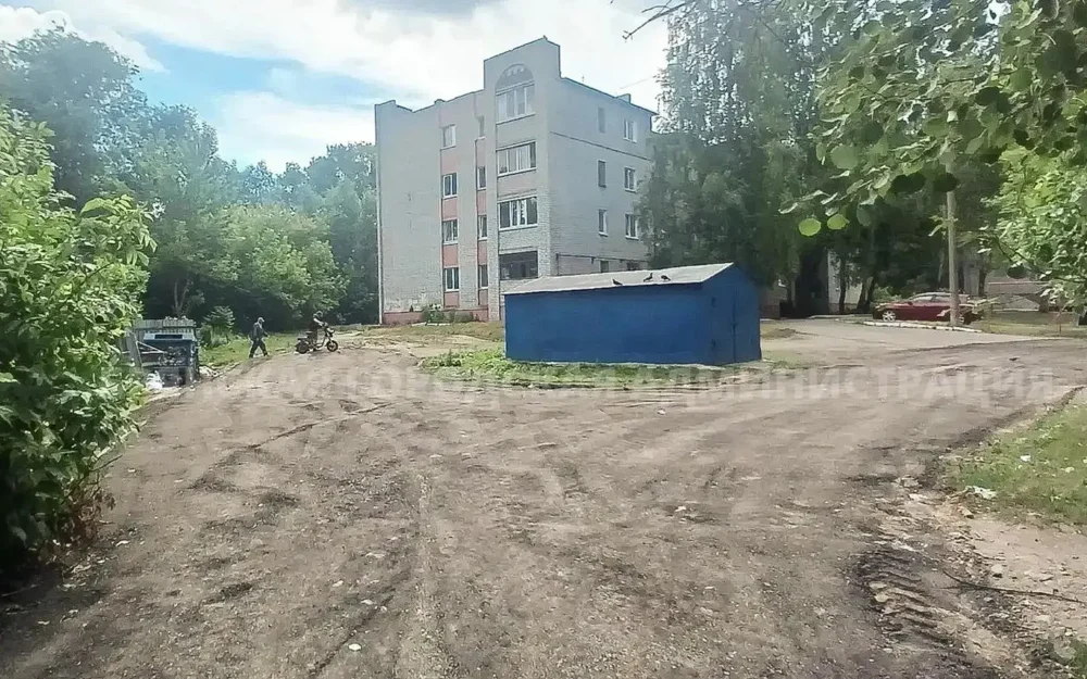 В Володарском районе Брянска подлатали крошкой проезды к школам и детсадам