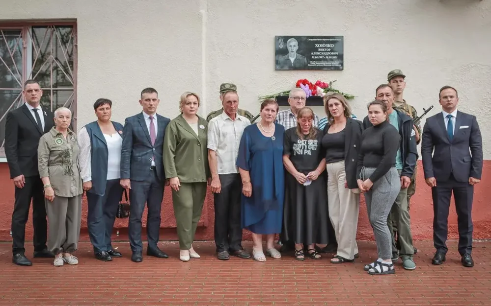 В Брянске установили мемориальную доску погибшему на СВО сотруднику водоканала