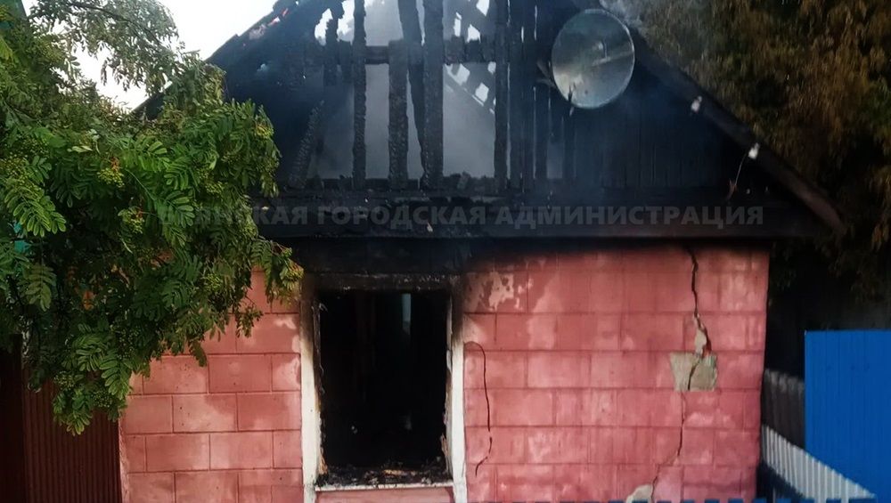 В Брянске утром 26 июня пожар уничтожил жилой дом на улице Олега Кошевого