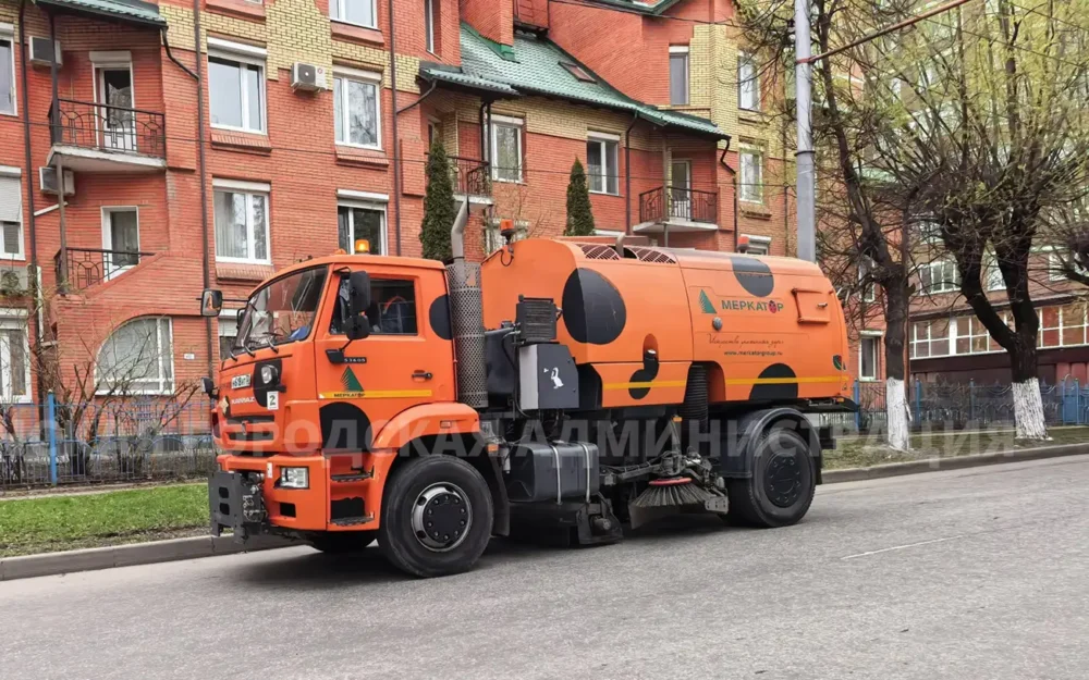 За сутки с улиц Брянска вывезли 121 тонну мусора