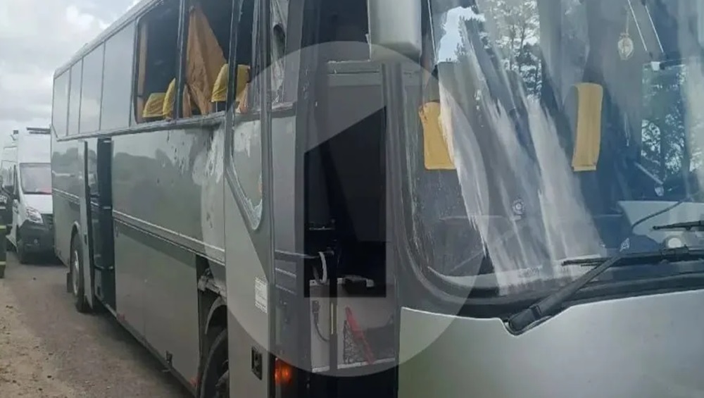 Появилось фото атакованного ВСУ автобуса с детьми в Брянской области