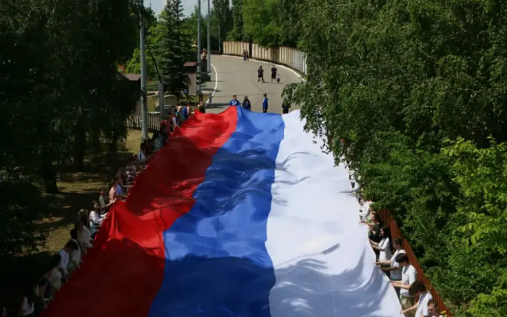 Стометровый триколор развернули в Саратове ко Дню России