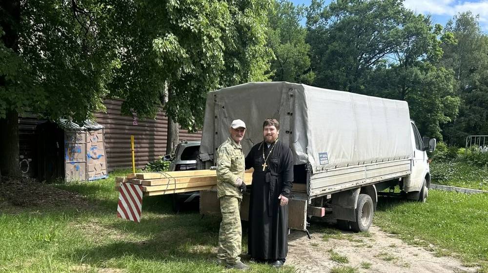 Брянский священник передал пиломатериалы подразделению группировки войск «Север»