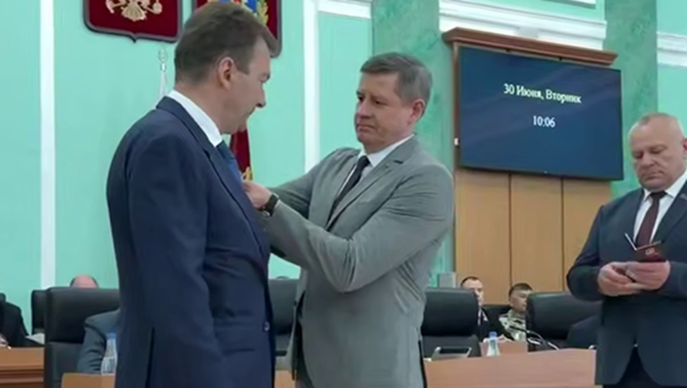 На заседании Брянской думы братьям Линникам вручили медали Героев труда